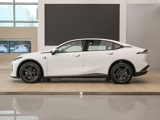 2022 Changan SL03 Lithiumbatterie Elektroauto 515km Reichweite 190KW Motorleistung Online