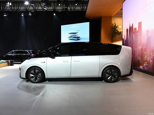 2023 MAX MPV Li Mega Auto EVC Auto mit 400 kW Gesamtmotorleistung und 700 km CLTC Reichweite
