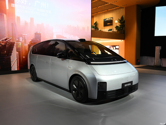 2023 MAX MPV Li Mega Auto EVC Auto mit 400 kW Gesamtmotorleistung und 700 km CLTC Reichweite