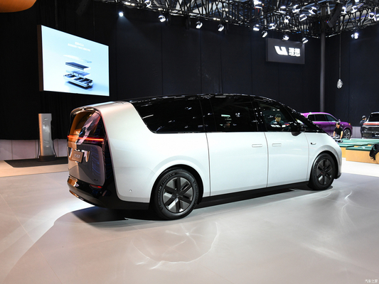 2023 MAX MPV Li Mega Auto EVC Auto mit 400 kW Gesamtmotorleistung und 700 km CLTC Reichweite
