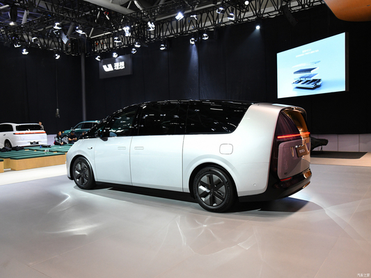 2023 MAX MPV Li Mega Auto EVC Auto mit 400 kW Gesamtmotorleistung und 700 km CLTC Reichweite