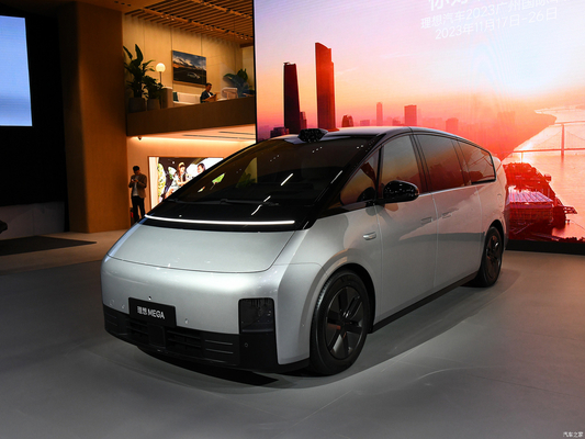 2023 MAX MPV Li Mega Auto EVC Auto mit 400 kW Gesamtmotorleistung und 700 km CLTC Reichweite